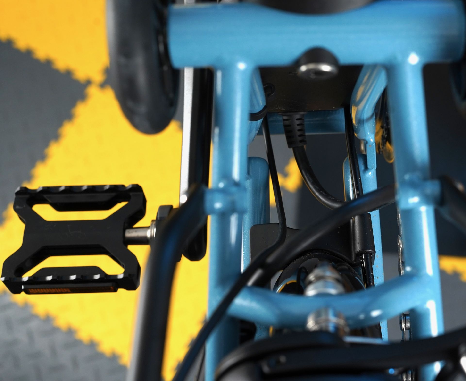 Brompton Electric e-Motiq rear light cable routing